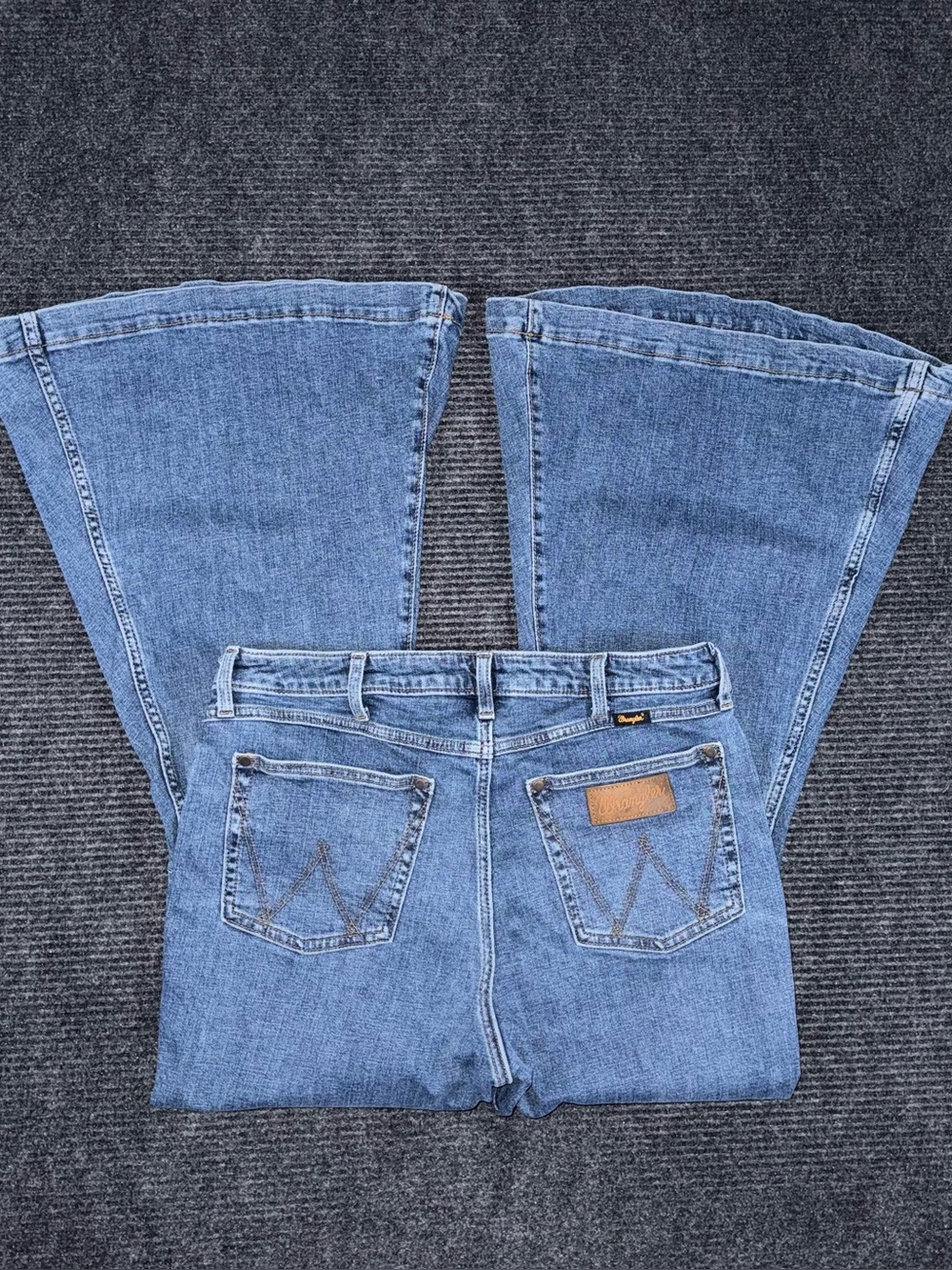 Wrangler Retro High Rise Super Flare Bell Bottom Jeans Sz 32 x 31 Western Boho